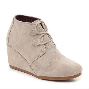 beige woman’s toms